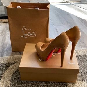 Nude Christian Louboutin Pumps